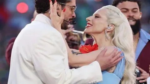 中国花样滑冰冰上舞蹈摘得亚冬会银牌，央视体育全程报道